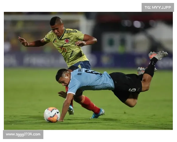 如何通过战术调整与配合保持阿劳霍在乌拉圭防线的核心稳定性